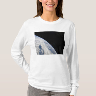 Jord horisont och svärta av utrymme t-shirt