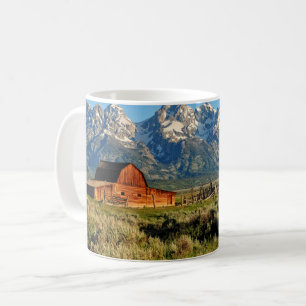 Jordbruk Barn skuggad av berg med sockel Snö Kaffemugg