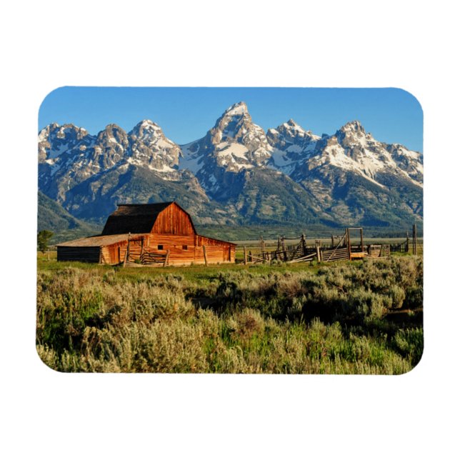 Jordbruk | Barn skuggad av berg med sockel Snö Magnet (Horisontell)