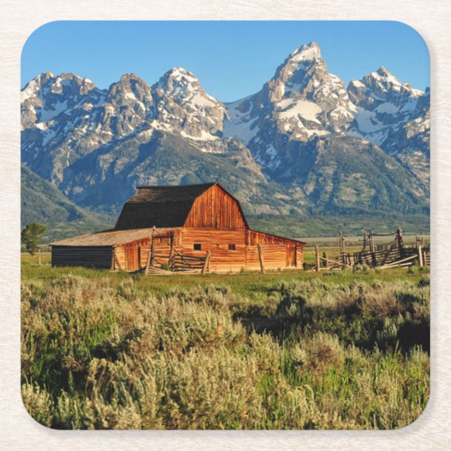 Jordbruk | Barn skuggad av berg med sockel Snö Underlägg Papper Kvadrat (Framsidan)