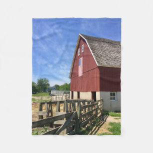 Jordbruk   Red Barn with American Flagga Fleecefilt