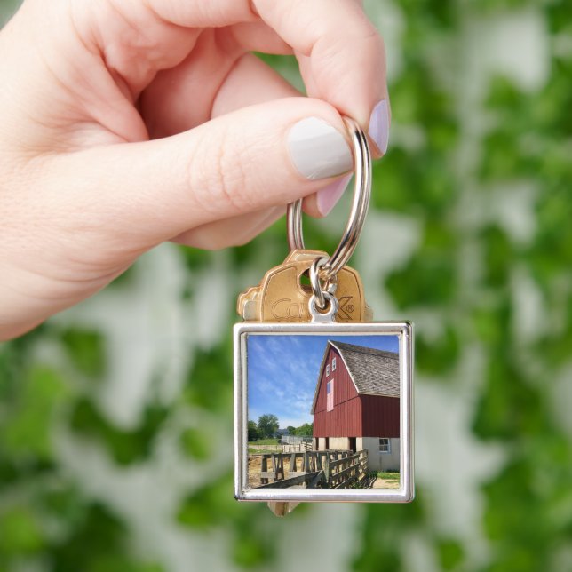 Jordbruk | Red Barn with American Flagga Fyrkantig Silverfärgad Nyckelring (Hand)