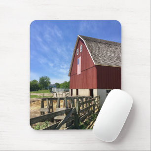 Jordbruk Red Barn with American Flagga Musmatta
