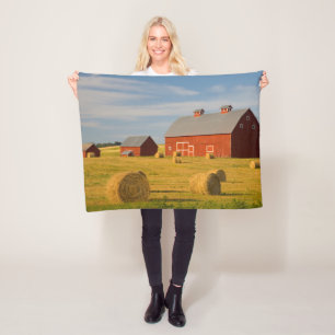 Jordbruk Red Barns nära Hay Balans Fleecefilt