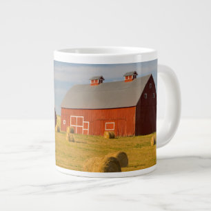 Jordbruk Red Barns nära Hay Balans Jumbo Mugg