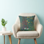 Jordbruksblommor och äpple Träd av Klimt Kudde<br><div class="desc">En kudde med två Klimt-designer! Gustav Klimt, som är en vintage av bran Viktorian Era Symbolism, är en blommigt av av med en naturscen med olika blommor och solblommor i en trädgård på en gård. Baksida: Träd (1912) av Gustav Klimt är en vintage av bran Viktorian Era Symbolism som ger...</div>