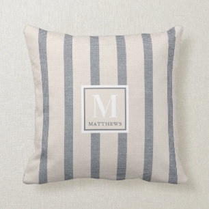 Jordbrukshus Beige och Land Blue Namn Monogram Kudde