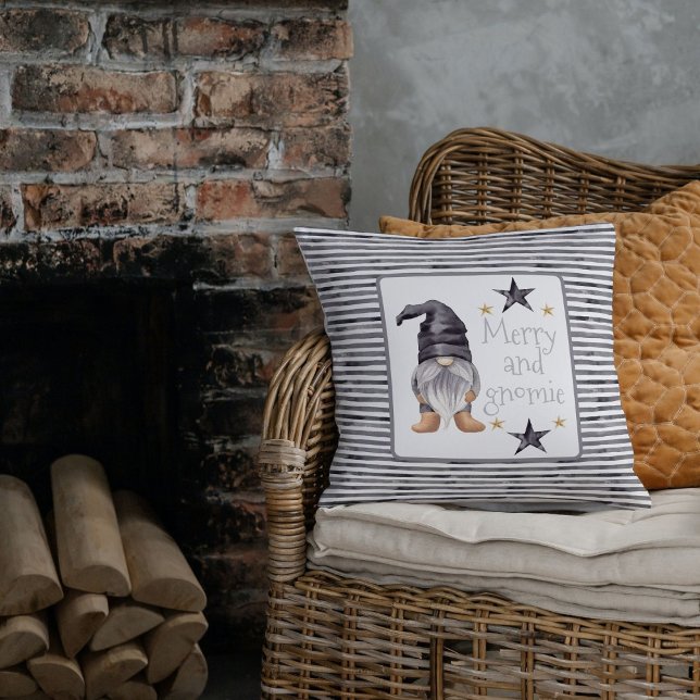 Jordbrukshus Winter Gnome om Buffalo till jul Kudde (Elevate your holiday decor with the Farmhouse Winter Watercolor Gnome Christmas Throw Pillow. )