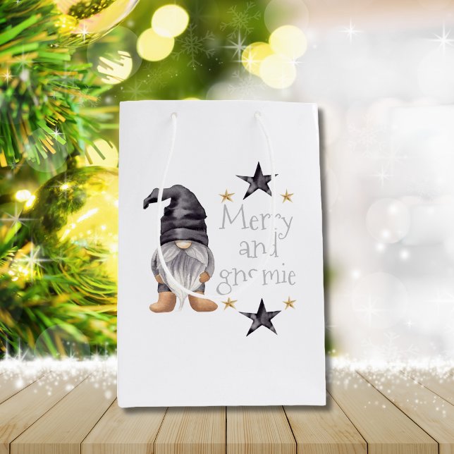 Jordbrukshus Winter Watercolor Gnome för jul (Farmhouse Winter Watercolor Gnome for Christmas Gift Bag - Charming Design, Customizable Text)