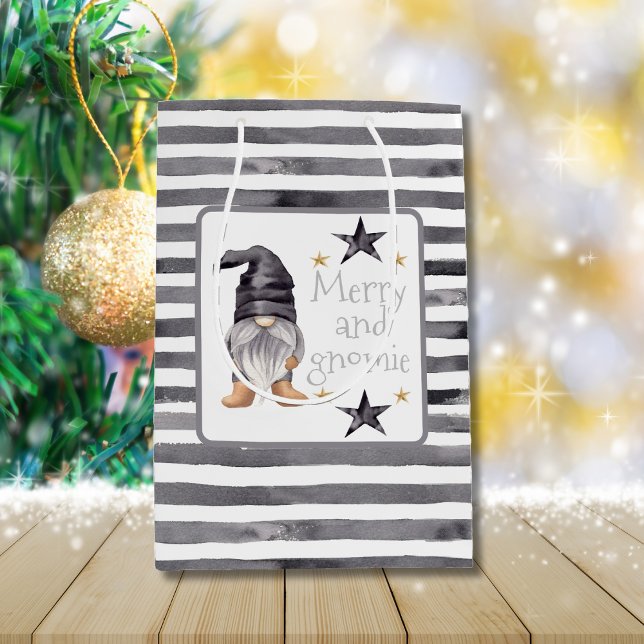 Jordbrukshus Winter Watercolor Gnome för jul (Farmhouse Winter Watercolor Gnome for Christmas Gift Bag - Charming Design, Customizable Text)