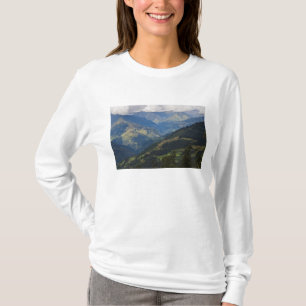 Jordbruksmark och by i Himalaya Tee Shirt