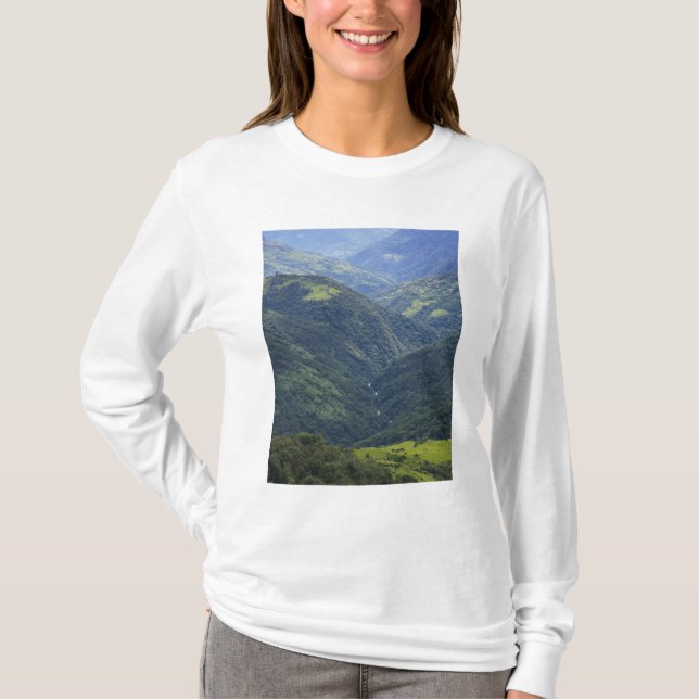 Jordbruksmark och Himalaya-skog i Mangdue-dalen T-shirt (Framsida)