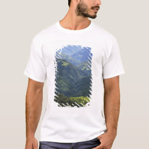 Jordbruksmark och Himalaya-skog i Mangdue-dalen Tee Shirt