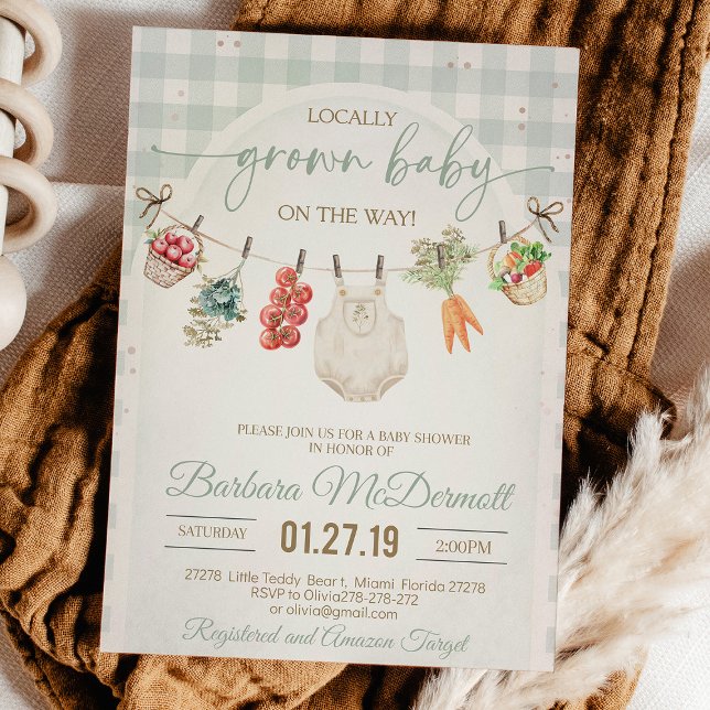 Jordbruksmarknaden Lokalt odlad babydusch Inbjudningar (Rustic farmers market baby shower setup with fresh fruit decorations, wooden crates, and natural col)