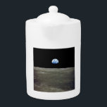 Jorden från Måne i Svarta rymden: Jordskred<br><div class="desc">Jorden hänger som en bräcklig ornament i avgrunden. Den skarpa kontrasten mellan de sterila gråtonerna i moonscape och den pulserande blå marmor av jorden ger en gnutta av främmande karaktär i måne. Otaliga nätter hade det bevittnat att jorden dominerade himlar, en konstant följeslagare. Men i den här bilden verkar Jorden...</div>