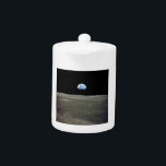 Jorden från Måne i Svarta rymden: Jordskred<br><div class="desc">Jorden hänger som en bräcklig ornament i avgrunden. Den skarpa kontrasten mellan de sterila gråtonerna i moonscape och den pulserande blå marmor av jorden ger en gnutta av främmande karaktär i måne. Otaliga nätter hade det bevittnat att jorden dominerade himlar, en konstant följeslagare. Men i den här bilden verkar Jorden...</div>