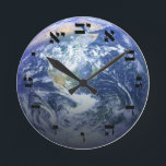 Jorden från rymden - 3D-effekt - Hebreiska block Rund Klocka<br><div class="desc">"Hebrew Essentials",  Consumer Marketplace,  erbjuder en köpupplevelse eftersom du inte hittar någon annanstans. Vår specialitet är Hebrew,  och i vår butik hittar du hebreiska i block,  skript och Rashi-skript. Berätta för dina vänner om oss och skicka dem vår länk: http://www.zazzle.com/HebrewNames?rf=238549869542096443* ENJOY DIN VISIT!</div>