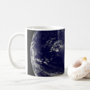 Jorden med tre tropiska cykloner i Stilla havet. Kaffemugg