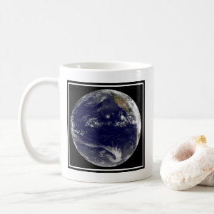 Jorden med tre tropiska cykloner i Stilla havet. Kaffemugg