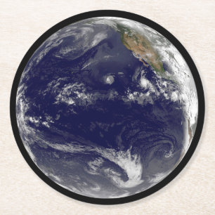 Jorden med tre tropiska cykloner i Stilla havet. Underlägg Papper Rund