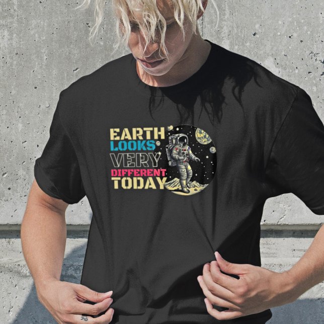 Jorden ser annorlunda ut idag - Retro Astronaut T Shirt (Skapare uppladdad)