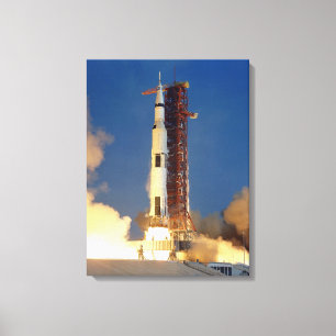Jorden skakar när Saturn V bränner mot himlen mot Canvastryck