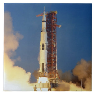 Jorden skakar när Saturn V bränner mot himlen mot Kakelplatta