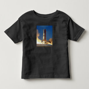 Jorden skakar när Saturn V bränner mot himlen mot T Shirt