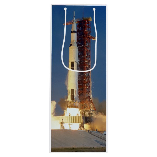 Jorden skakar när Saturn V bränner mot månen (Framsidan)