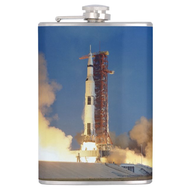 Jorden skakar när Saturn V bränner mot månen Fickplunta (Framsidan)