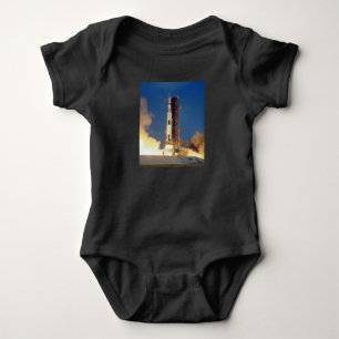 Jorden skakar när Saturn V bränner mot månen T Shirt
