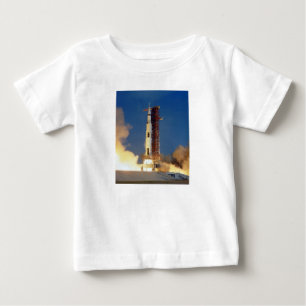 Jorden skakar när Saturn V bränner mot månen T Shirt