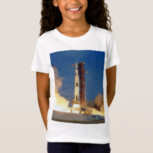 Jorden skakar när Saturnus V spränger himlen mot m T Shirt