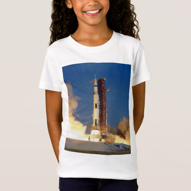 Jorden skakar när Saturnus V spränger himlen mot m T Shirt (Framsida)