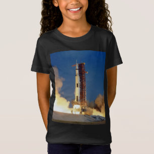 Jorden skakar när Saturnus V spränger himlen mot m T Shirt