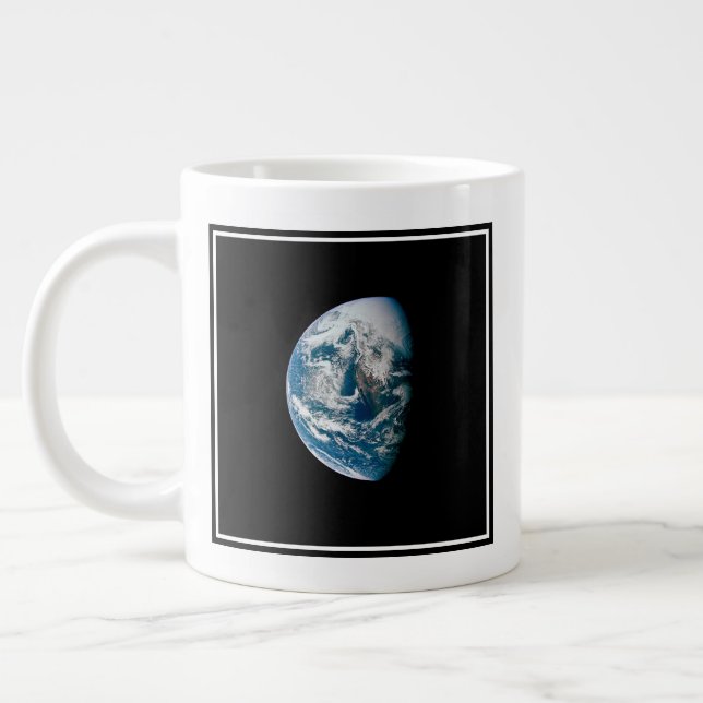 Jorden togs från Apollo 13-rymdfarkosten. Jumbo Mugg (Vänster)