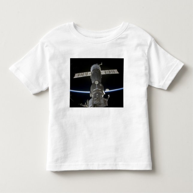 Jordens armar korsar en Soyuz rymdfarkost Tee Shirt (Framsida)