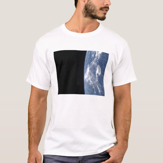 Jordens horisont och rymdens svarta punkt 2 tee shirt (Framsida)