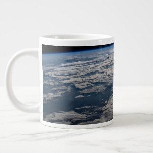 Jordens limb ovanför en grumlig Western Australien Jumbo Mugg