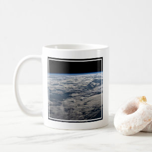 Jordens limb ovanför en grumlig Western Australien Kaffemugg