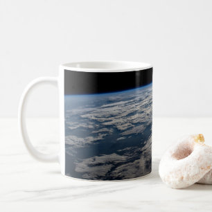 Jordens limb ovanför en grumlig Western Australien Kaffemugg