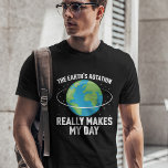 Jordens rotation gör min roligt vetenskap t shirt<br><div class="desc">Den här roligten har ord pun t-shirt en underbar illustration av vår planet med texten "Jordens rotationsdag gör min verkligen" i ett vitt typsnitt och gör perfekten perfekt på jorddagen och varje dag för att öka medvetenheten om miljöskydd och hedra vår planetjord.</div>