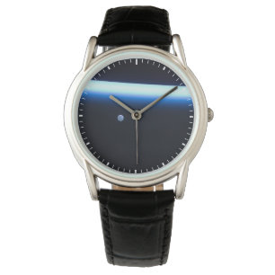 Jordens tunna atmosfär och ett gigantiskt Måne Armbandsur