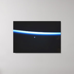 Jordens tunna atmosfär och ett gigantiskt Måne Canvastryck