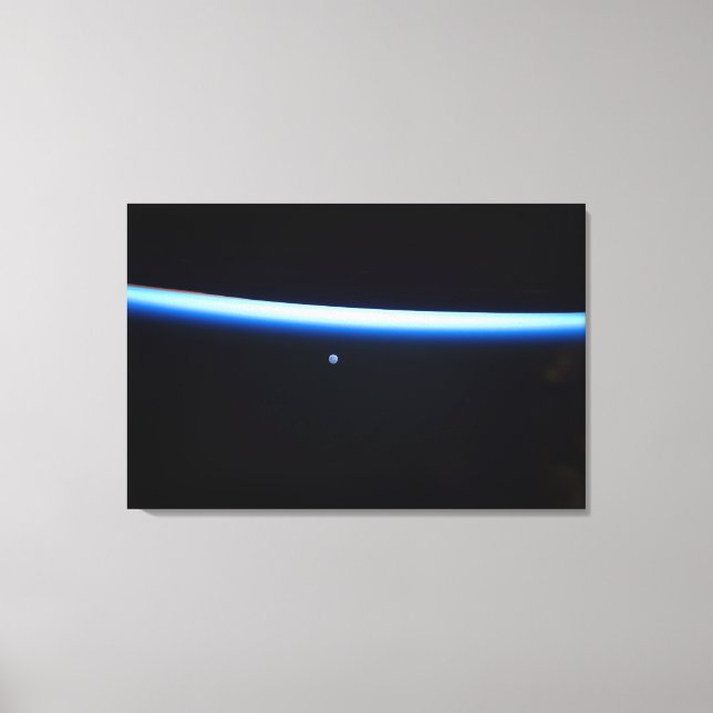 Jordens tunna atmosfär och ett gigantiskt Måne Canvastryck (Framsida)