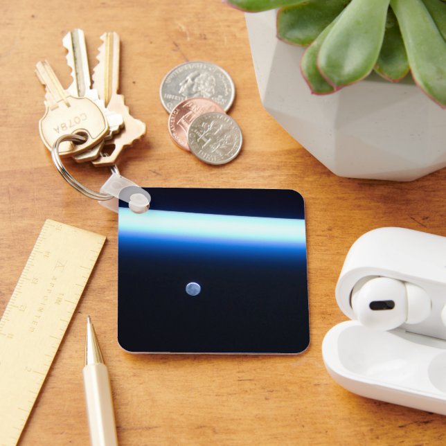 Jordens tunna atmosfär och ett gigantiskt Måne Nyckelring (Skrivbord)