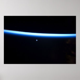 Jordens tunna atmosfär och ett gigantiskt Måne Poster