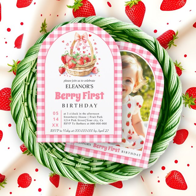 Jordgubbar och rosa bog Berry Första födelsedag Inbjudningar (Skapare uppladdad)