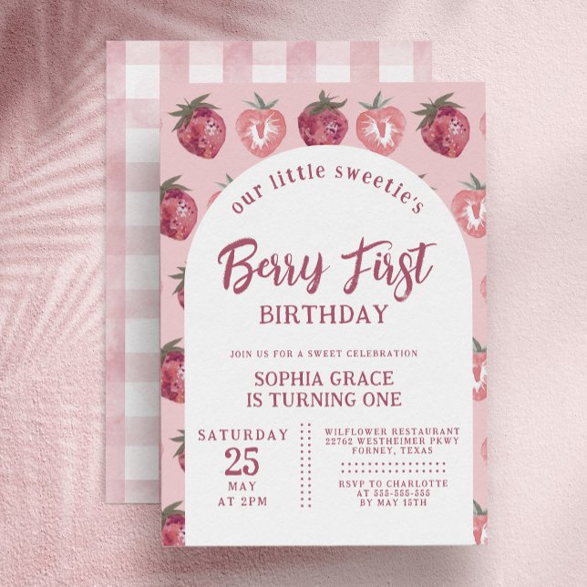Jordgubbar och Rosa Gingham Berry Första födelseda Inbjudningar (Skapare uppladdad)