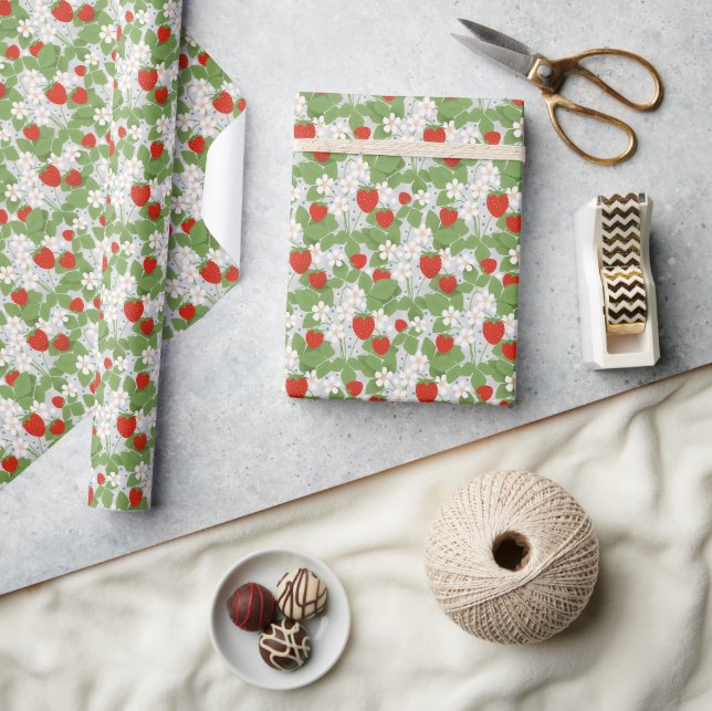 Jordgubbar och rosa och vita blommor presentpapper (Hantverk)